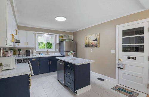 Seneca Falls House | Lake Views | Cayuga Wine Trail | Hot Tub | FLX