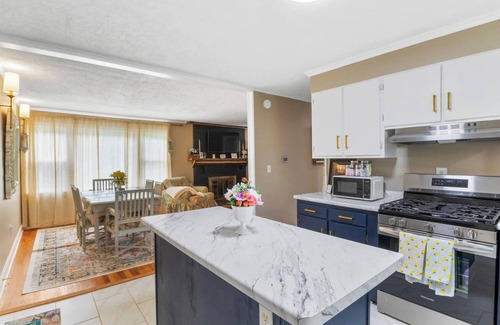 Seneca Falls House | Lake Views | Cayuga Wine Trail | Hot Tub | FLX