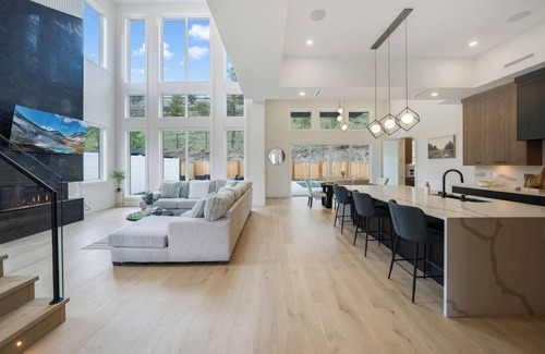 Central Okanagan House | Lake views, Pool & Retreat Backyard patio + BBQ!