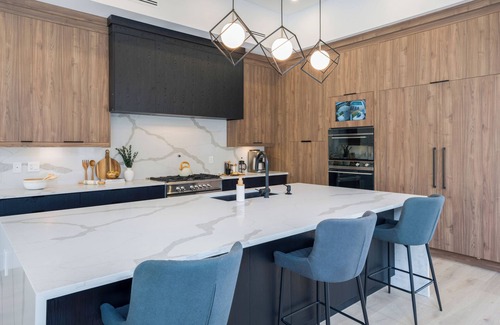 Central Okanagan House | Lake views, Pool & Retreat Backyard patio + BBQ!