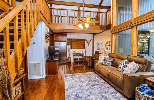 Jasper Cottage | Lake Views, Short Walk to Water, Joy Rock Garden, Sleeps 7