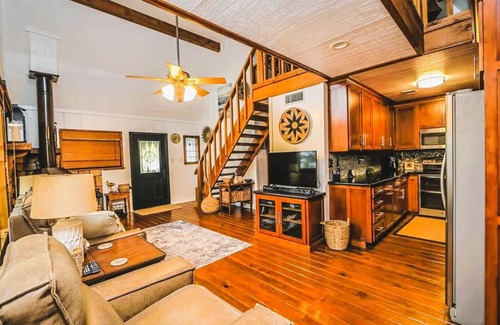 Jasper Cottage | Lake Views, Short Walk to Water, Joy Rock Garden, Sleeps 7