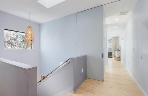 Holly House | Lake Views Walk to Bars & Food Downtown Vibes