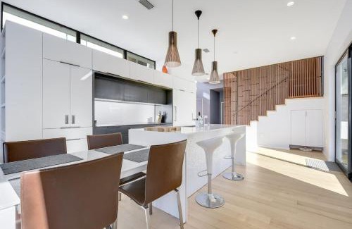 Holly House | Lake Views Walk to Bars & Food Downtown Vibes