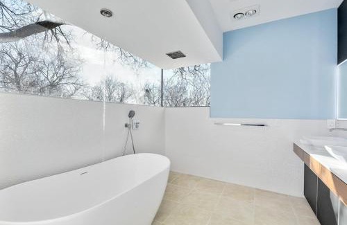 Holly House | Lake Views Walk to Bars & Food Downtown Vibes