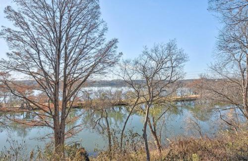 Holly House | Lake Views Walk to Bars & Food Downtown Vibes