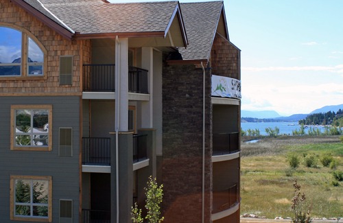 East Kootenay Condo | Lake Windermere Beach-themed Family Condo - 5 min. walk to Beach/20 min. to Ski!