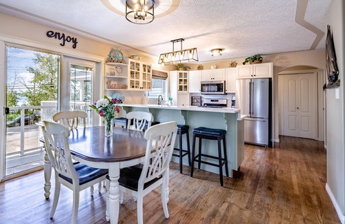 Sylvan Lake Cottage | Lakefront Luxury & Stunning Sunsets! (May 15 - June 15 SPRING SALE ON NOW)