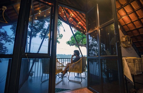 Kollam Villa | Lakefront 2-bed villa-Cozy A-frame upper deck with balcony & BBQ grill