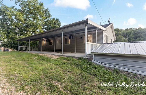 Edwards Apartment | Lakefront 2BR Retreat w/Dock Access+Scenic Views