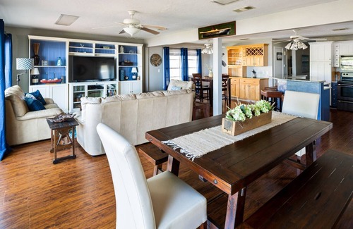 Cedar Creek Reservoir House | Lakefront 4 bedroom retreat w/boatdock/party deck, kayaks and outdoor bar.