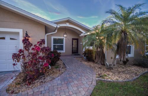 Dover Shores West House | Lakefront and Pool 4bed Orlando House Near Downtown 20 minutes from Attractions