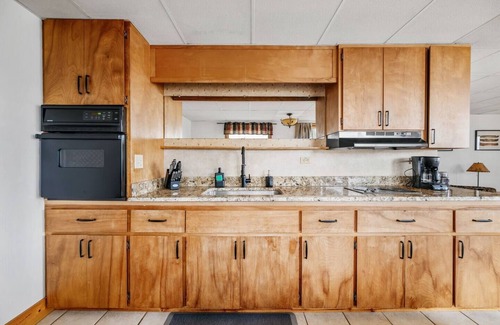 Mayfield Condo | Lakefront Balcony | Bonfires | Stars | 10mi to TC