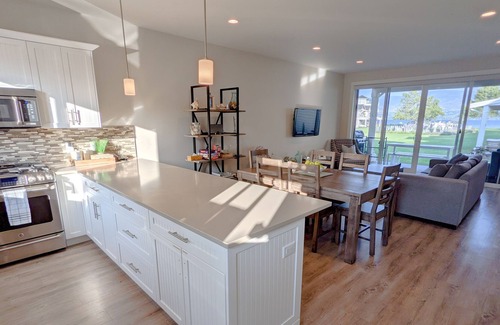 Central Okanagan Cottage | Lakefront Boucherie Beach Resort Cottage