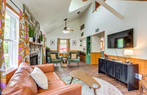 Eureka Springs House | Lakefront Cabin Less Than 3 Mi to Dtwn Eureka Springs!