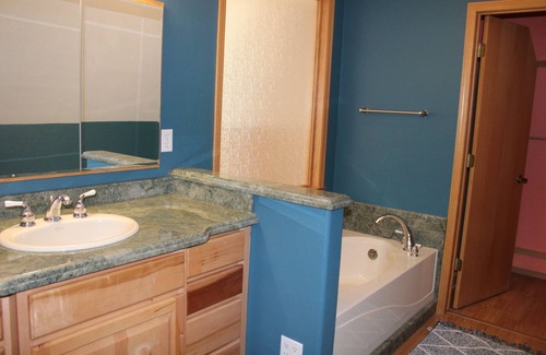 Eureka House | Lakefront cabin on Glen Lake! Sleeps 12. Guest House w/2nd kitchen included!