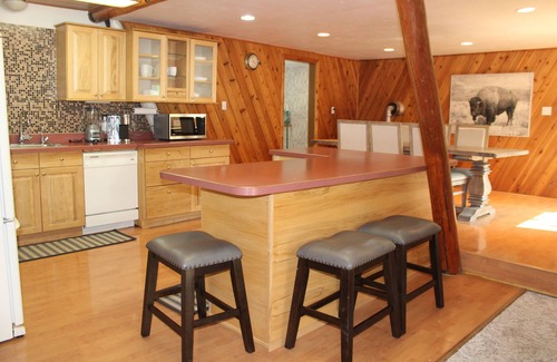 Eureka House | Lakefront cabin on Glen Lake! Sleeps 12. Guest House w/2nd kitchen included!