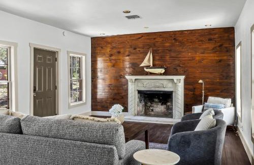 Eck Lane on the Lake House | Lakefront Cabins - Boat Dock - Firepit