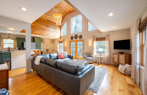 Treasure Lake Ski Chalet | Lakefront Chalet -Kayaks, Gameroom, Firepit
