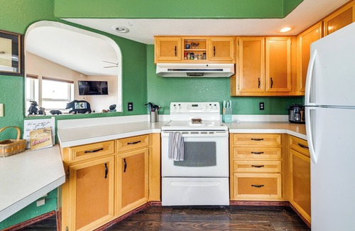 Klamath County Cottage | Lakefront Chiloquin Home w/Scenic Deck!