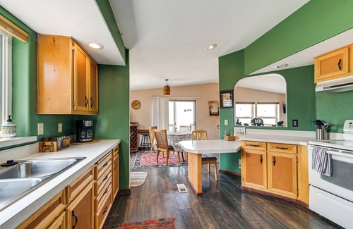 Klamath County Cottage | Lakefront Chiloquin Home w/Scenic Deck!