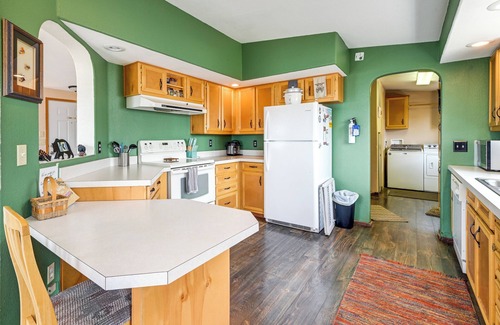 Klamath County Cottage | Lakefront Chiloquin Home w/Scenic Deck!