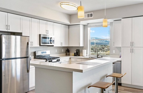 Sparks Condo | Lakefront Condo w/Jacuzzi, Rooftop near Mall, Casino, Theater w/City Views