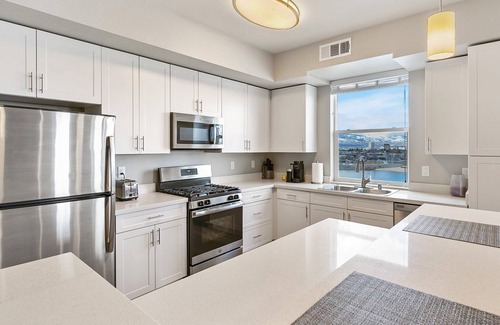 Sparks Condo | Lakefront Condo w/Jacuzzi, Rooftop near Mall, Casino, Theater w/City Views