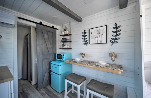 Canyon Lake Apartment | Lakefront Container Studio: Patio & Fire Pit!