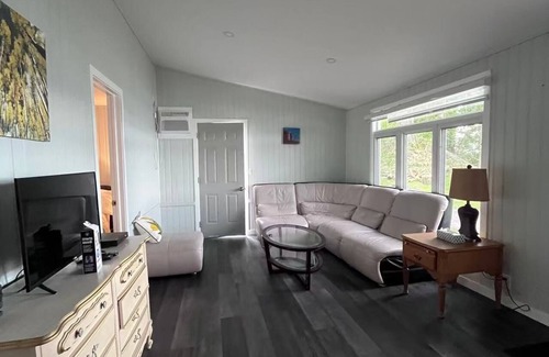 Wellington Cottage | LAKEFRONT COTTAGE #6 -Close to Sandbanks - LAKE CONSECON RESORT