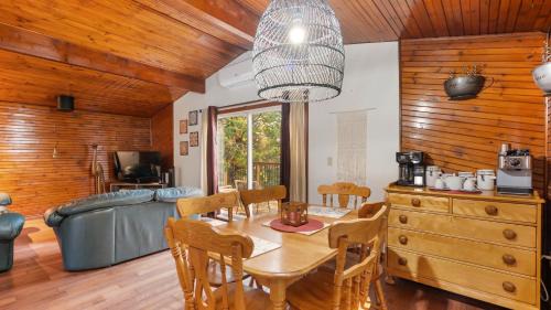 Greater Napanee House | Lakefront Cottage - Family Retreat and Ice Fishing