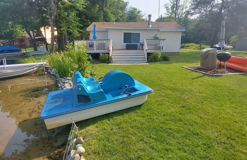 Harrison Cottage | Lakefront Cottage/Sutherland Lake -All Sport Lake-Pet Free