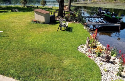 Harrison Cottage | Lakefront Cottage/Sutherland Lake -All Sport Lake-Pet Free