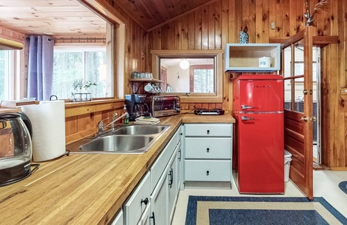 Newfield Cottage | Lakefront cottage with dock, two kayaks & deck - dog-friendly