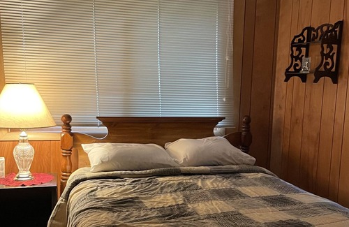 Applegate Cabin | Lakefront cottage with 100ft private sandy beach.