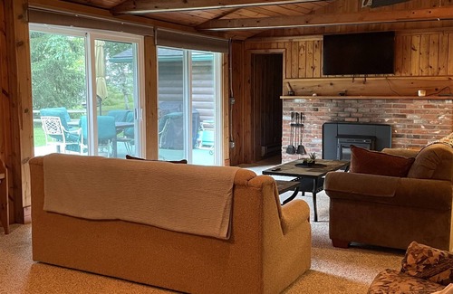 Applegate Cabin | Lakefront cottage with 100ft private sandy beach.