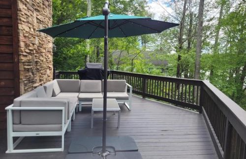 Lake Ariel House | Lakefront, Dock, Hottub, Pooltable, Kayaks, 75"tv