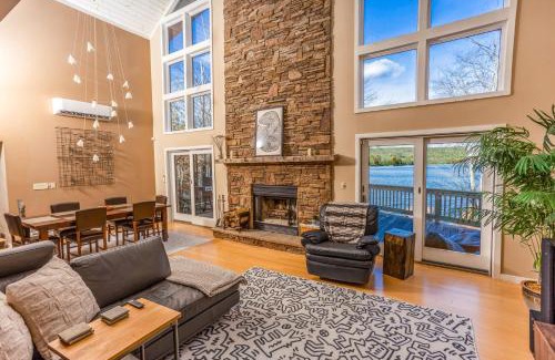 Lake Ariel House | Lakefront, Dock, Hottub, Pooltable, Kayaks, 75"tv