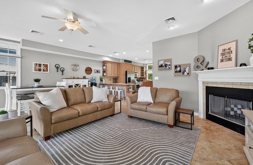 Hewitt House | Lakefront | Docks Kayaks Fire Pit Sleeps 10