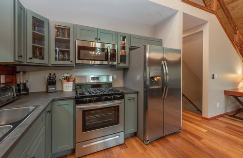 North Glade Hills House | Lakefront Dog Friendly Log Home w/Hot Tub