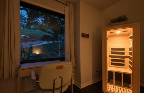 Snellville House | Lakefront Escape with Sauna Hot Tub BBQ & Games