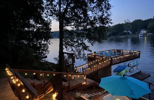 Snellville House | Lakefront Escape with Sauna Hot Tub BBQ & Games