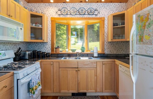 Hyde Park House | Lakefront Estate 2BR Guest House, close to Stowe!