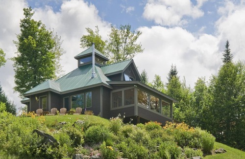 Hyde Park House | Lakefront Estate 2BR Guest House, close to Stowe!