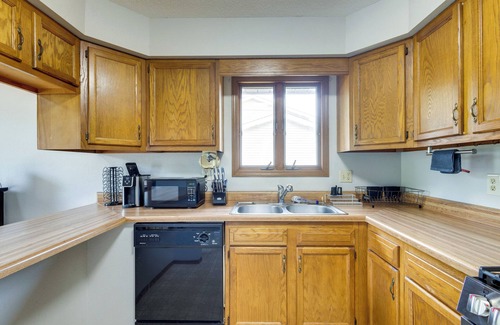 Pontoon Beach House | Lakefront Family Home 13 Mi From Gateway Arch!