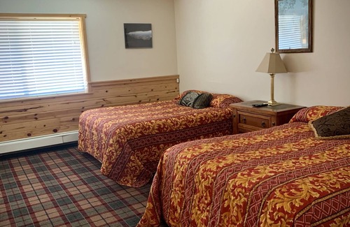 Mammoth Creek Resort | LAKEFRONT FISHING LODGE RETREAT SLEEPS 50! BOAT RENTALS! WORLD CLASS FISHING!
