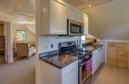 North Hero Apartment | Lakefront Getaway Near Private Beach & Park, State Boat Launch & Dock Nearby