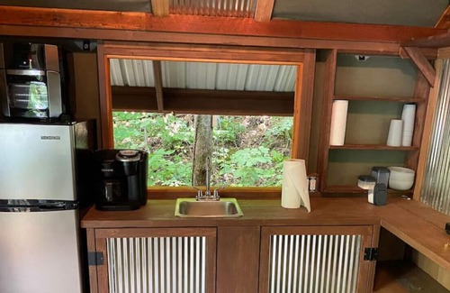 Alix Cabin | Lakefront Glamping Cabin!