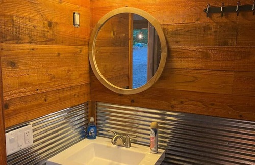 Alix Cabin | Lakefront Glamping Cabin!