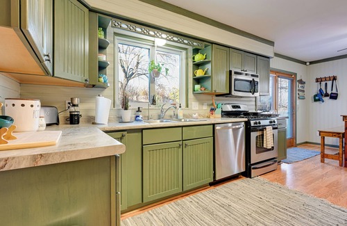 Hartland Cottage | Lakefront Hartland Cottage w/Patio & Fire Pits!